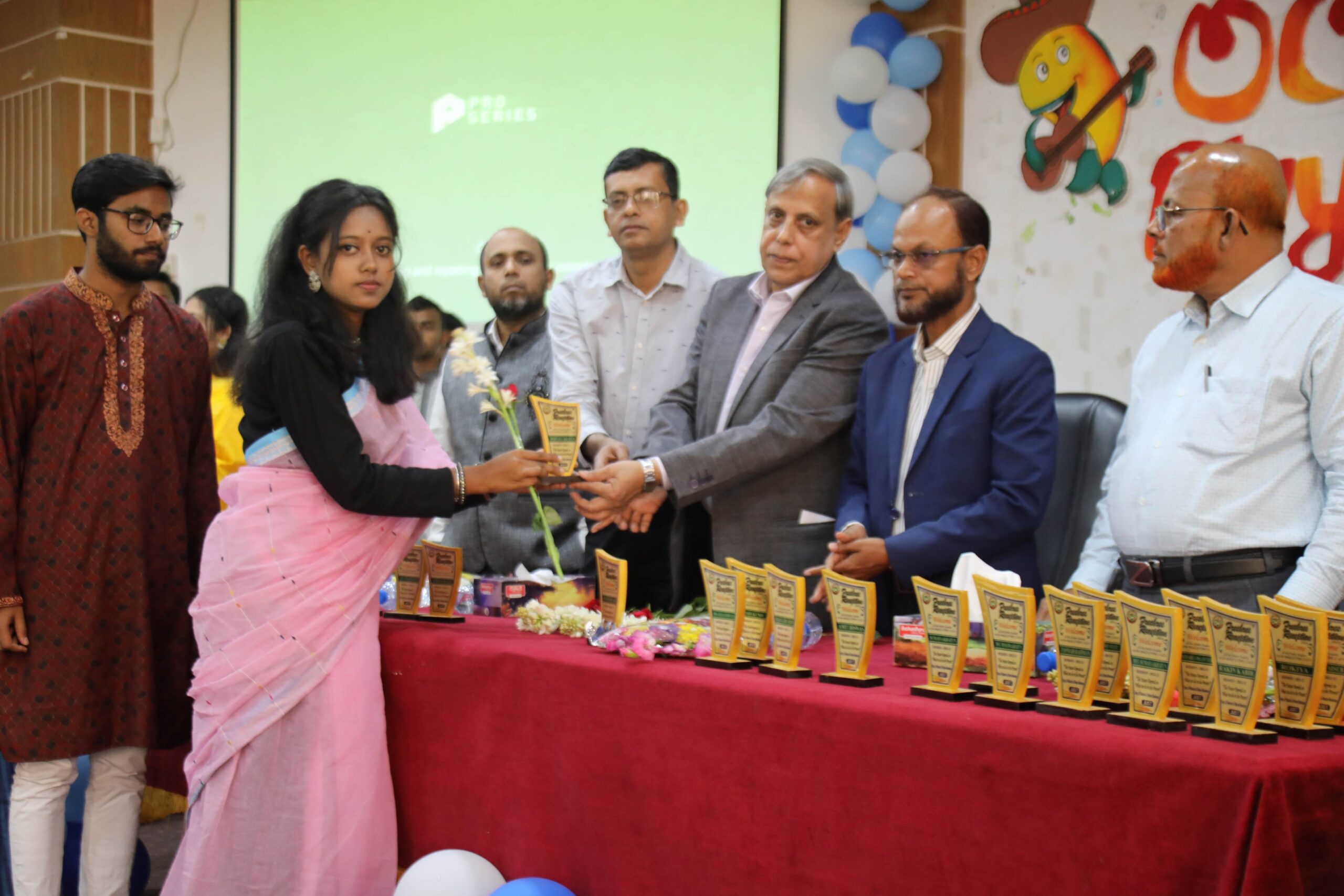 নবীন ও বিদায়ী শিক্ষার্থীদের ফুল এবং সম্মাননা স্মারক প্রদান নবীন ও বিদায়ী শিক্ষার্থীদের ফুল এবং সম্মাননা স্মারক প্রদান