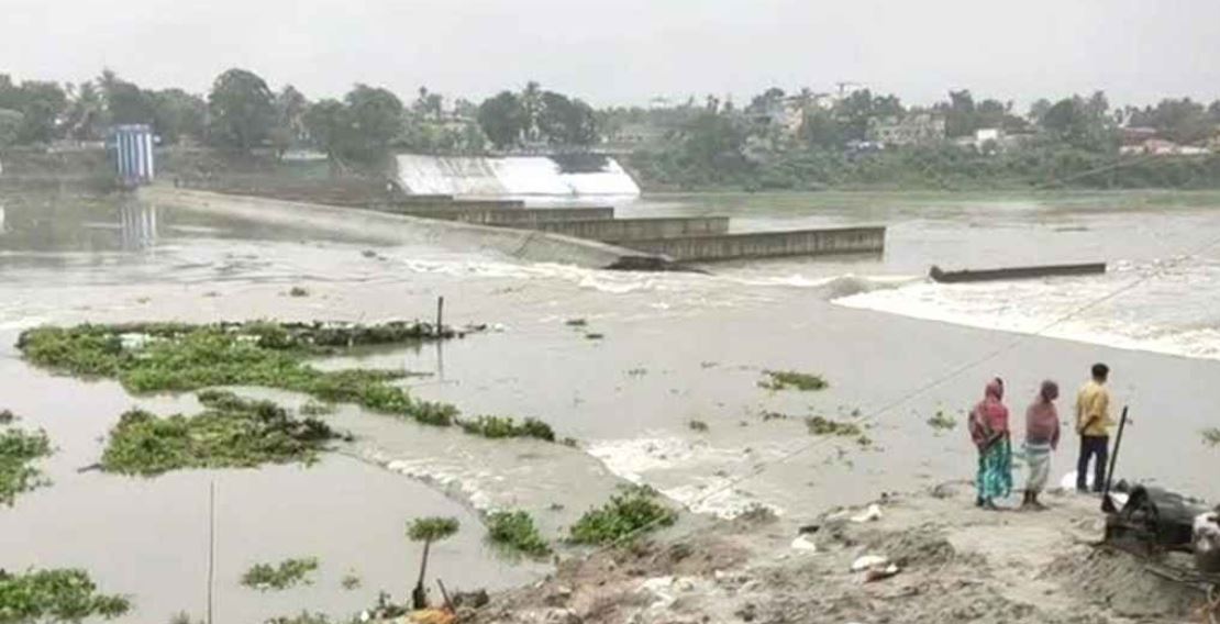 ভেঙে গেছে ভারতের আত্রাই নদীর বাঁধ, প্রভাব পড়বে বাংলাদেশে