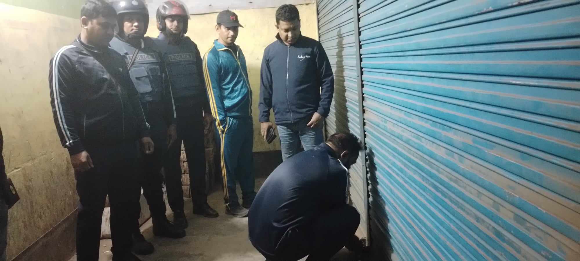 বেনাপোলে ১০ টি ঘরে তালা ঝুলিয়েছে পুলিশ