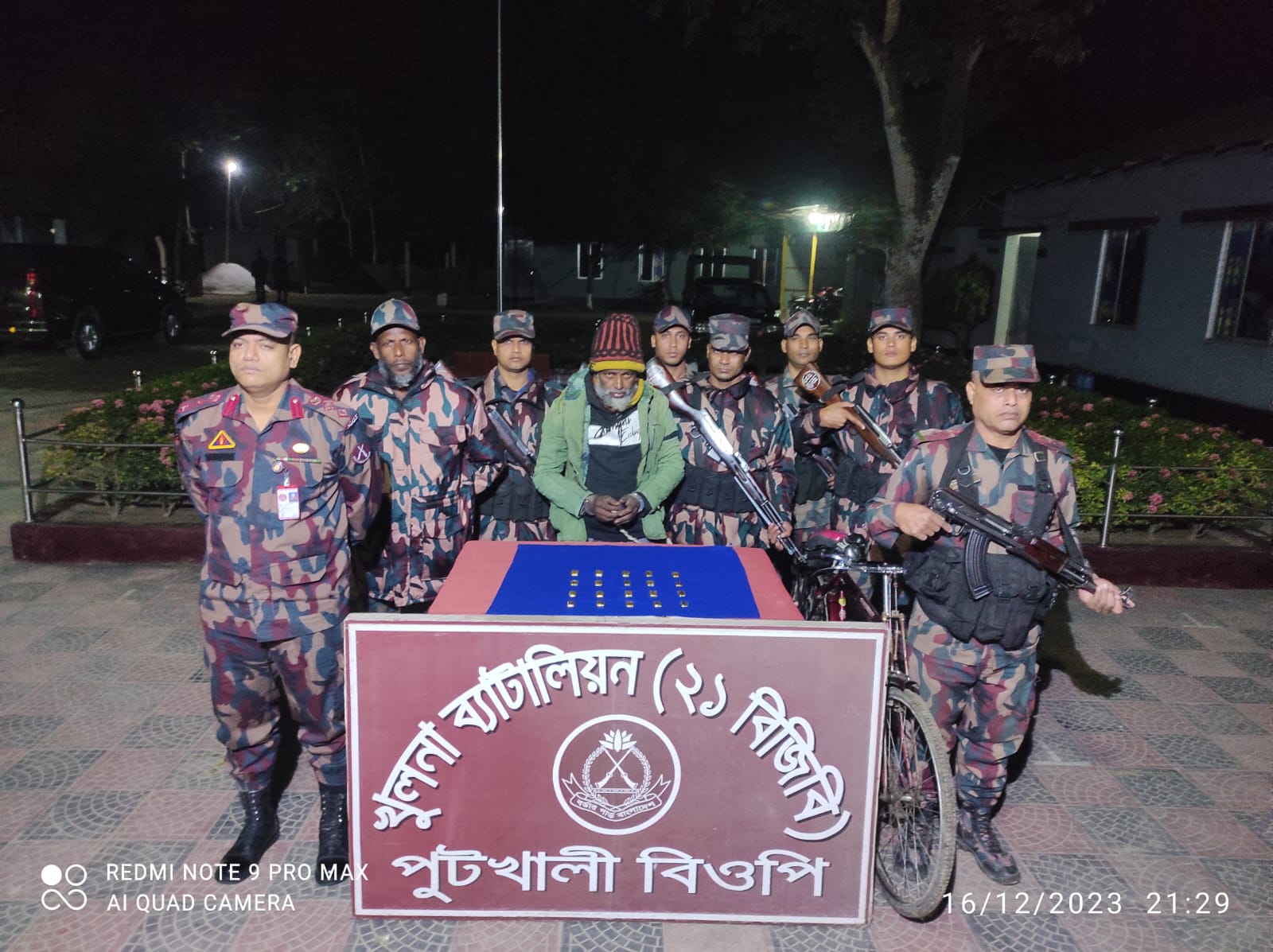 বেনাপোলে সীমান্তে ২০টি স্বর্ণেও বারসহ চোরাকারবারী আটক