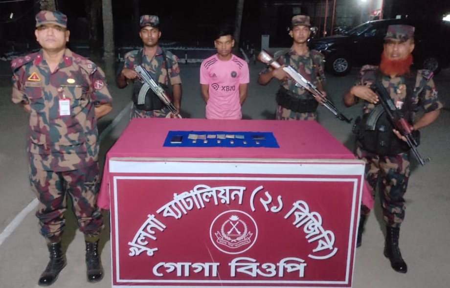 যশোরে জুতার ভিতর থেকে ছয়টি সোনারবারসহ চোরাকারবারি আটক