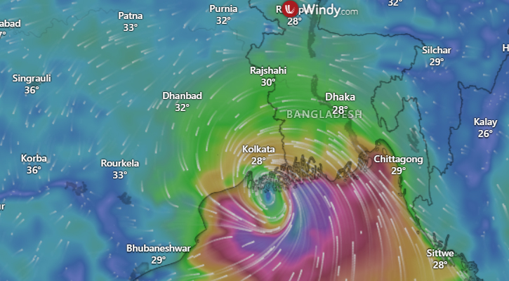 উপকূল অতিক্রম করছে রিমাল, ৫-৭ ঘণ্টায় উঠে আসবে স্থলভাগে