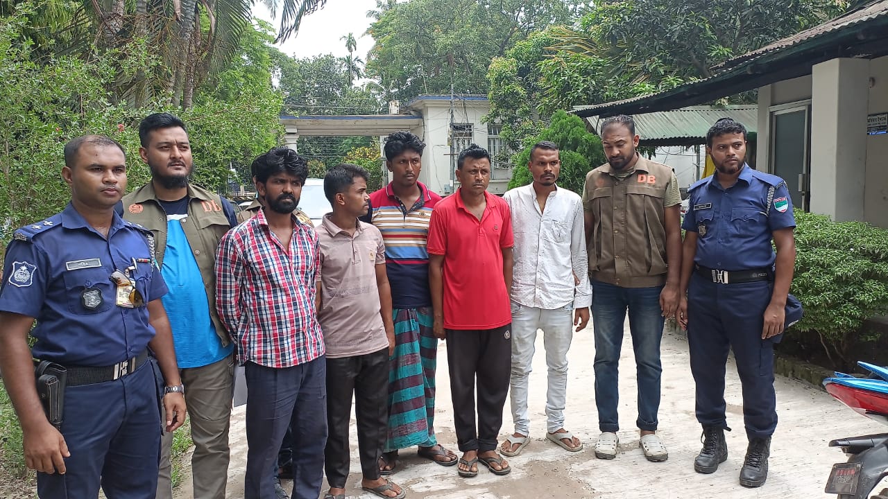 যশোরে ডিবি পুলিশ পরিচয়ে একজন প্রার্থীকে ভোট না দেওয়ার নাটক সাজিয়ে হুমকি, আটক-৫
