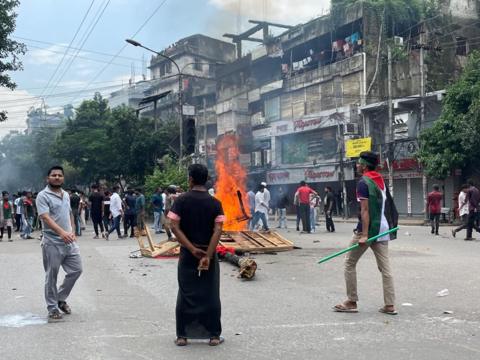 ‘সর্বাত্মক অসহযোগ আন্দোলনের’ প্রথম দিন: ‘লংমার্চ টু ঢাকা’: নতুন কর্মসূচির ঘোষণা দিয়েছেন আন্দোলনকারীরা
