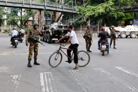 বিবিসি বাংলার লাইভ: সেনাবাহিনীকে ম্যাজিস্ট্রেসি ক্ষমতা দিয়েছে অন্তর্বর্তীকালীন সরকার, বাংলাদেশের সাথে স্থিতিশীল সম্পর্ক চায় ভারত
