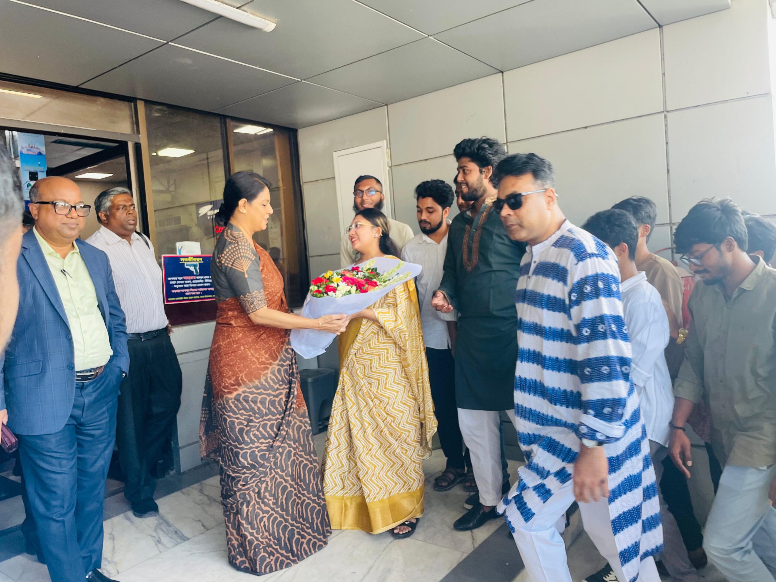 যশোর বিমানবন্দরে পানিসম্পদ উপদেষ্টাকে ফুল দিয়ে স্বাগত জানাল বৈষম্য বিরোধীর শিক্ষার্থীরা যশোর বিমানবন্দরে পানিসম্পদ উপদেষ্টাকে ফুল দিয়ে স্বাগত জানাল বৈষম্য বিরোধীর শিক্ষার্থীরা