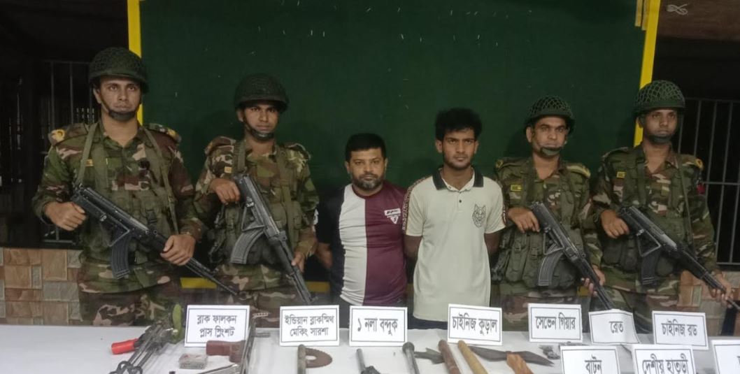 যশোরে যৌথবাহিনীর অভিযানে ১৯ ধরনের অস্ত্রসহ চিহ্নিত দুই সন্ত্রাসী আটক যশোরে যৌথবাহিনীর অভিযানে ১৯ ধরনের অস্ত্রসহ চিহ্নিত দুই সন্ত্রাসী আটক