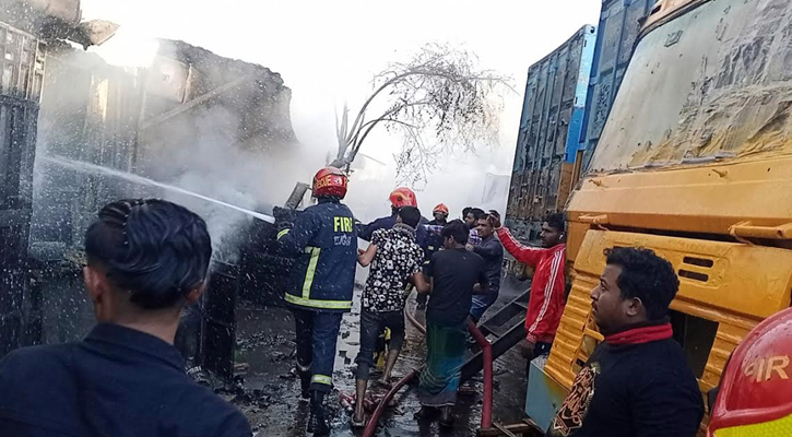 তেজগাঁওয়ে ট্রাকস্ট্যান্ডের আগুনে পুড়ল ৬ ট্রাক