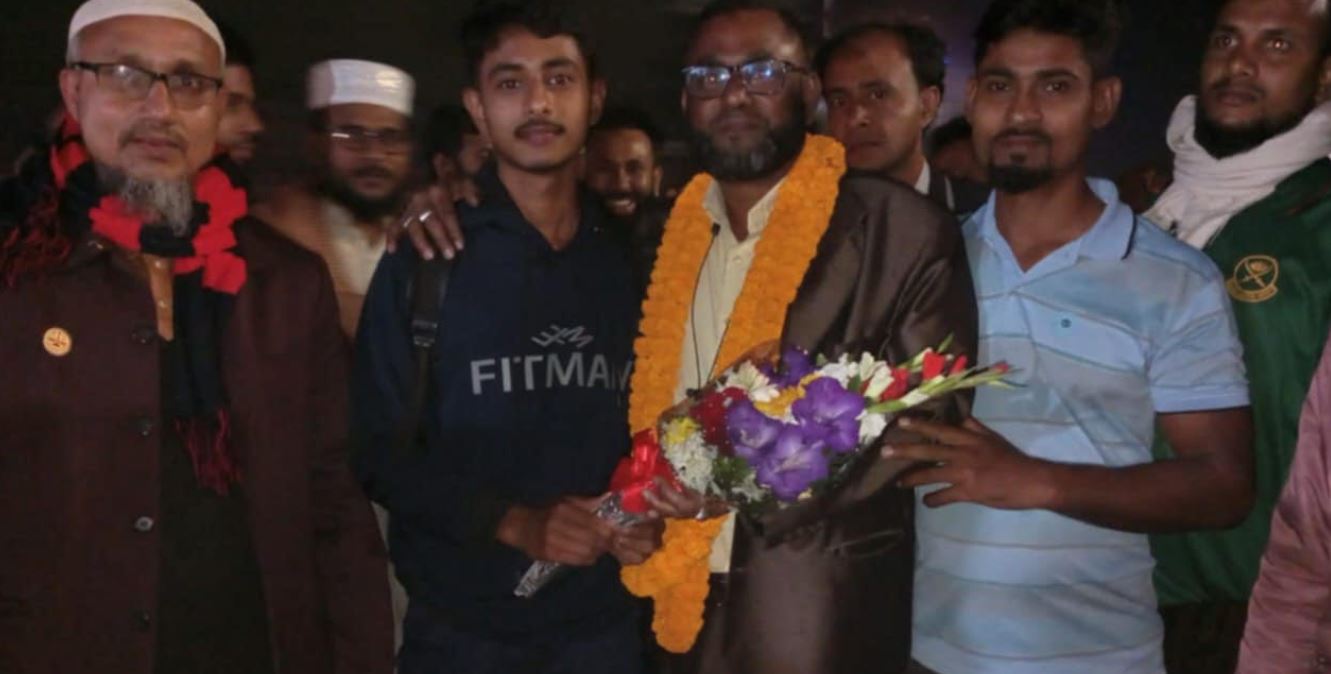 ১৩ বছর পর নিজ এলাকায় ফিরলেন জামায়াত নেতা জিয়া খান: ফুল দিয়ে বরণ