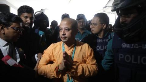 রাষ্ট্রদ্রোহ মামলায় চিন্ময় কৃষ্ণ দাসকে জামিন দিয়েছে হাইকোর্ট রাষ্ট্রদ্রোহ মামলায় চিন্ময় কৃষ্ণ দাসকে জামিন দিয়েছে হাইকোর্ট