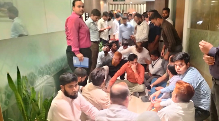 অর্থ উপদেষ্টার অফিস কক্ষে কর্মকর্তা-কর্মচারীদের অবস্থান অর্থ উপদেষ্টার অফিস কক্ষে কর্মকর্তা-কর্মচারীদের অবস্থান