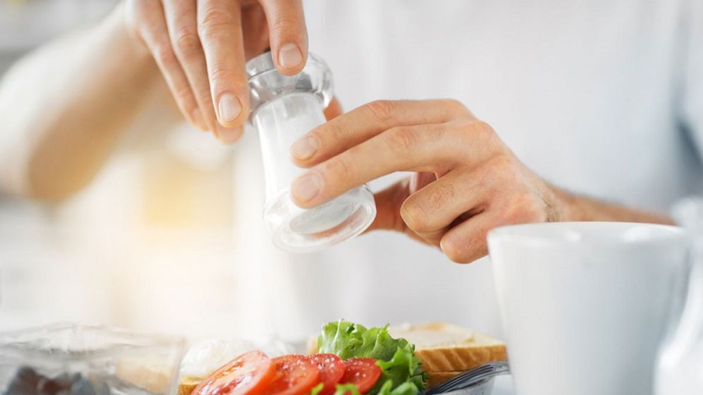 অতিরিক্ত লবণ নীরবে করে যেসব ক্ষতি