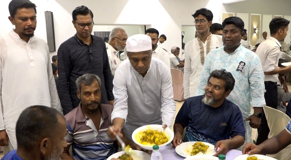 যশোরে শ্রমজীবী মানুষের জন্য স্বেচ্ছাসেবক দলের ব্যতিক্রমী মধ্যাহ্নভোজ