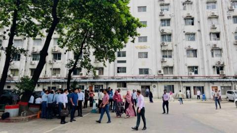 বিবিসি বাংলা লাইভ: মিছিল-সমাবেশ নিষিদ্ধসহ সচিবালয়ের নিরাপত্তা ৭টি জরুরি নির্দেশনা জারি করেছে সরকার
