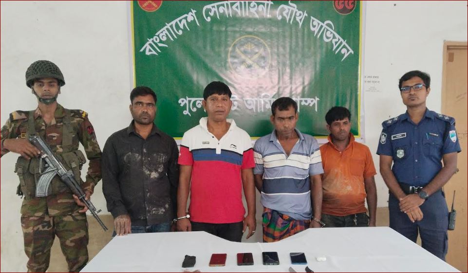 যশোরে যৌথ বাহিনীর অভিযানে চার সন্ত্রাসী আটক বার্মিজ চাকু,মাদক ও এয়ার বাট উদ্ধার