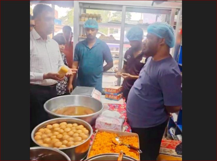 বেনাপোলে আজিজ মিস্টান্ন ভান্ডারকে ১ লক্ষ টাকা জরিমানা ভোক্তা অধিকারের বেনাপোলে আজিজ মিস্টান্ন ভান্ডারকে ১ লক্ষ টাকা জরিমানা ভোক্তা অধিকারের