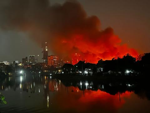 বিবিসি বাংলা লাইভ: ঢাকার কড়াইল বস্তিতে ভয়াবহ আগুন, পাঁচ ঘণ্টার চেষ্টায় নিয়ন্ত্রণে